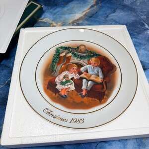 Christmas 1983 Avon plate NIB